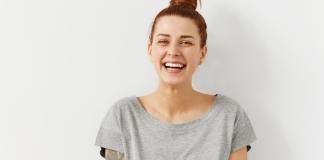 Vom Alltagslook zum Abend-Outfit Der aufgerollte Dutt als vielseitige Frisur