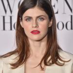 Alexandra Daddario Frisuren Schwarz Braun Langhaarfrisur Glatt Scheitel