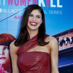 Alexandra Daddario Frisuren Schwarz Langhaarfrisur Volumen