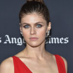 Alexandra Daddario Frisuren Schwarz Langhaarfrisur Volumen Dutt Zopf