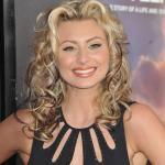 Aly Michalka Frisuren Langhaarfrisur Blond Mittellang Locken Dauerwelle