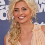 Aly Michalka Frisuren Langhaarfrisur Blond Volumen Locken Zopf