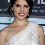 Anna Kendrick Frisuren Braun Langhaarfrisuren Hochsteckfrisur Locke