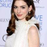 Anne Hathaway Frisuren Braun Langhaarfrisur Locken Volumen