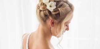 Brautfrisuren Hochzeitsfrisuren Blond Hochsteck (Kaspars Grinvalds/shutterstock.com)