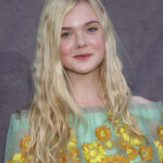 Elle Fanning Frisuren Blond Langhaarfrisur Locken Wellen