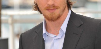 Frisuren Garrett Hedlund Gelfrisur Langhaar Herrenfrisur Jaguar PS / Shutterstock.com