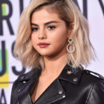 Selena Gomez Frisuren Blonder Volumen Bob Scheitel Langhaarfrisur