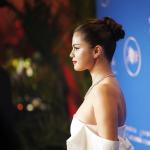 Selena Gomez Frisuren Flechtzopf Dutt Langhaarfrisur