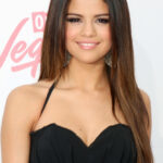 Selena Gomez Frisuren Scheitel Braun Schwarz Glatt Langhaarfrisur
