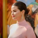 Selena Gomez Frisuren Scheitel Schwarz Dutt Langhaarfrisur