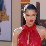 Adriana Lima Frisuren Langhaar Schwarz Glatt Scheitel