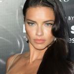 Adriana Lima Frisuren Langhaar Schwarz Scheitel Seite