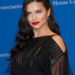 Adriana Lima Frisuren Langhaar Schwarz Scheitel Seite Volumen