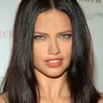 Adriana Lima Frisuren Langhaar Schwarz Scheitel Volumen