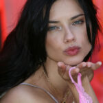 Adriana Lima Frisuren Langhaar Schwarz Scheitel Volumen Pony