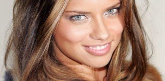 Adriana Lima Frisuren Langhaarfrisuren Beachlook Braun Blond Everett Collection / Shutterstock.com