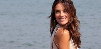 Alessandra Ambrosio Frisuren Langhaarfrisur Braun Beachlook Matteo Chinellato / Shutterstock.com