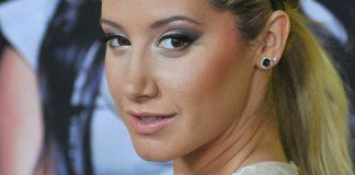 Ashley Tisdale Frisuren Damenfrisuren Blond Zopf Haarschmuck Jaguar PS / Shutterstock.com