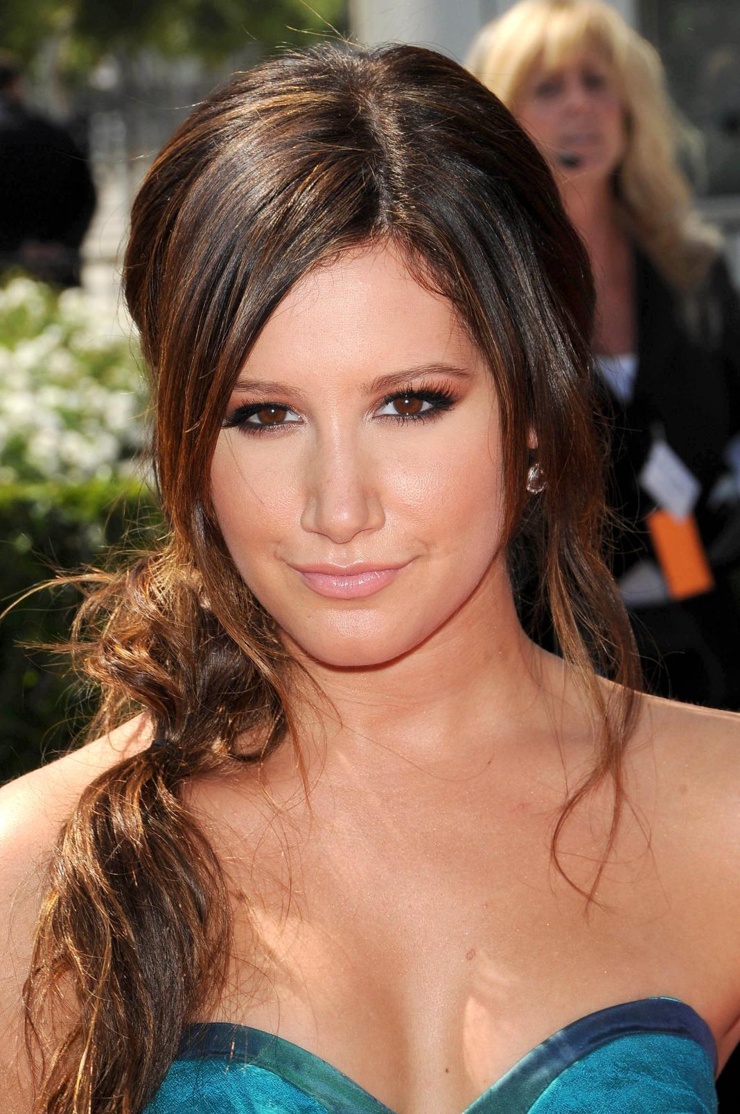 Ashley Tisdale Frisuren Dunkel Locken Langhaarfrisur s_bukley Shutterstock.com (2)