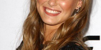Bar Refaeli Frisuren Langhaarfrisuren Hochsteckfrisur Wellen s_bukley / Shutterstock.com