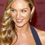 Candice Swanepoel Frisuren Blond Langhaar Volumen Locken Seitenscheitel