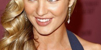 Candice Swanepoel Frisuren Blond Langhaarfrisuren Seitlich Wellen Joe Seer / Shutterstock.com