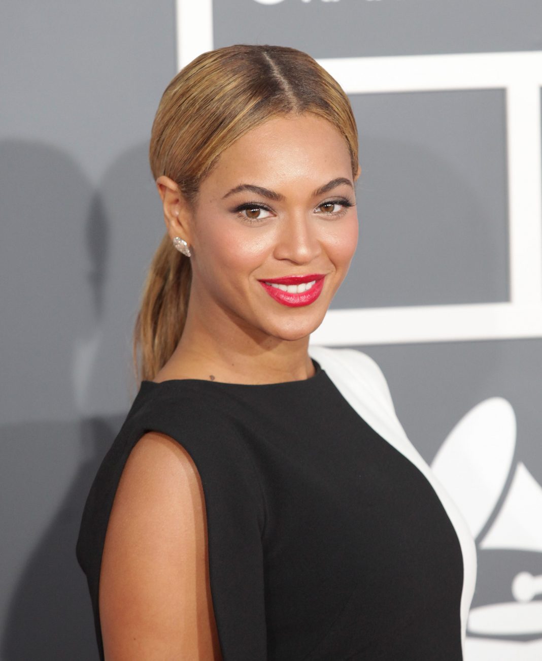 Frisuren Beyonce Langhaarfrisur Glatt Zopf DFree Shutterstock.com