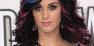 Katy Perry Frisuren Langhaarfrisuren Bunt Strähnen Schwarz Everett Collection / Shutterstock.com