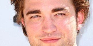 Robert Pattinson Frisuren Herrenfrisur Mittellang Seiten Blond s_bukley / Shutterstock.com