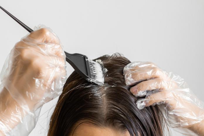 Schritt-für-Schritt-Anleitung So färben Sie Ihre Haare zuhause wie ein Profi Schritt-für-Schritt-Anleitung So färben Sie Ihre Haare zuhause wie ein Profi