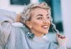 Silber Blond Locken Frisur