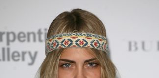 Cara Delevingne Frisuren Haarband Hairstyle Blond Langhaarfrisur bis Hochsteckfrisur Featureflash Photo Agency Shutterstock.com (3)