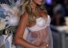 Toni Garrn Frisuren Hairstyles Blonde Langhaarfrisuren Volumen FashionStock.com Shutterstock.com