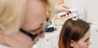 Kopfhaut Untersuchung - Haaröl bei Schuppen und Haarausfall