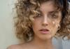 Boho Frisuren - Locken Kurz Beach