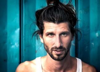 Herrenlanghaarfrisur High Bun Zopf