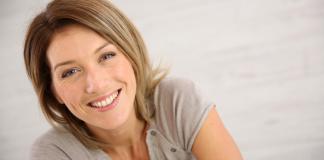 Frisuren Mittellang Blond Haarfarbe Scheitel Welle Dunkel