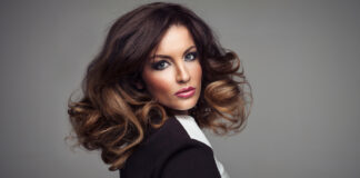Frisuren Mittellang ab 50 Frau Haarfarbe Braun Locken