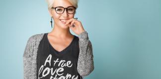 Neuer Trend: Ü50 Frauen setzen auf modische blonde Kurzhaarfrisuren für dünnes Haar