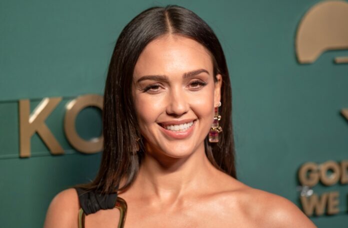 Jessica Albas neuer Look 'Soft Con Leche Hair' – Der subtile Haarfarben-Trend für Brünette im Herbst